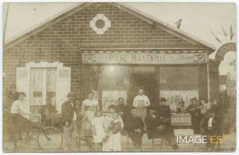 Groupe de personnes devant un café-restaurant